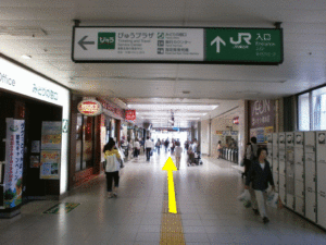 JR橋本駅が右手に見えてきます。そのまま直進